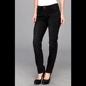 NWT Levi’s Mid Rise Flatters & Flaunts Skinny Leg Black Jeans Size 31 / L32. 12M